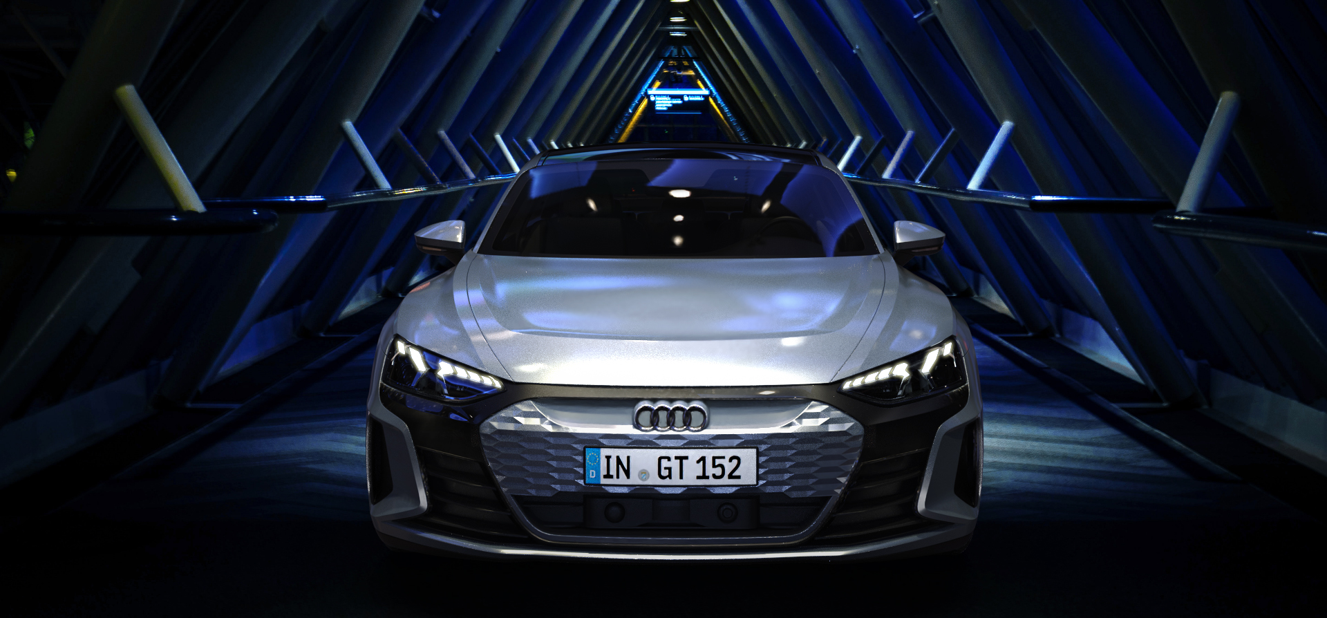Audi E-Tron GT RS in blau beleuchteter, futuristischer Dreiecks-Struktur